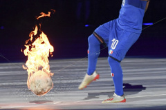 Il calciatore del Napoli Lorenzo Insigne calcia un pallone di fuoco per accendere il calderone alla   cerimonia di apertura dell' Universiade Napoli 2019 allo stadio San Paolo, 3 luglio 2019ANSA / CIRO FUSCO