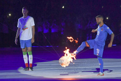 Il calciatore del Napoli Lorenzo Insigne calcia un pallone di fuoco per accendere il calderone alla   cerimonia di apertura dell' Universiade Napoli 2019 allo stadio San Paolo, 3 luglio 2019ANSA / CIRO FUSCO